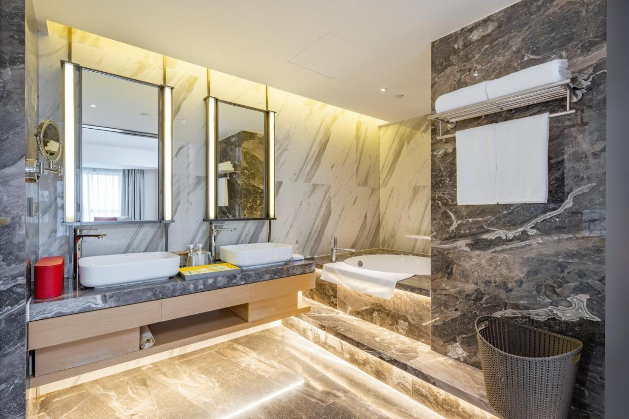 Holiday Inn Shanghai Huaxia By Ihg - Overlooking City Scenery At Sky View Restaurant Exteriér fotografie