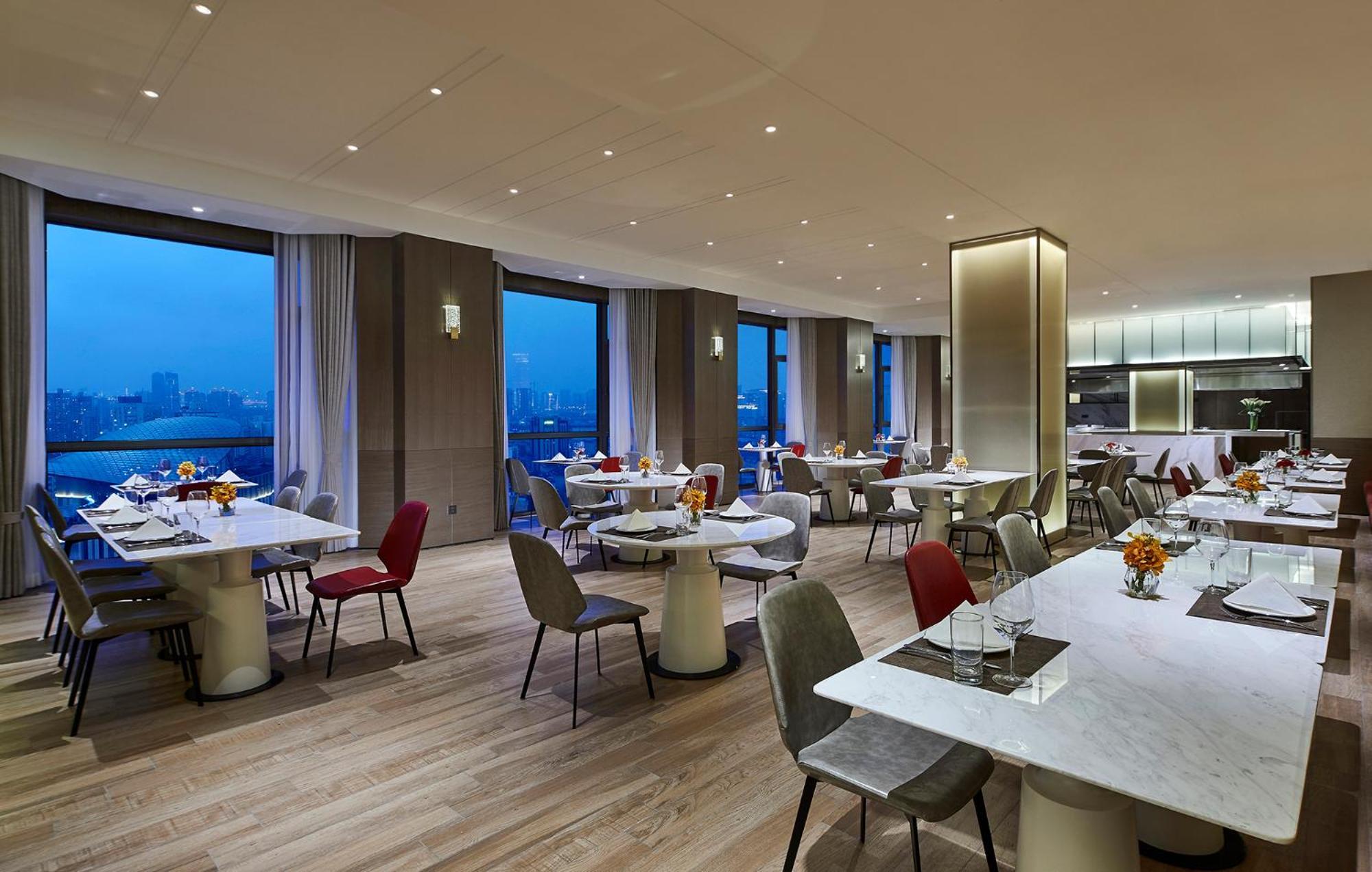 Holiday Inn Shanghai Huaxia By Ihg - Overlooking City Scenery At Sky View Restaurant Exteriér fotografie